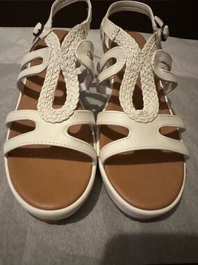 Baretrap White Braided T-Strap Women’s Sandals. Size 9. Good condition.